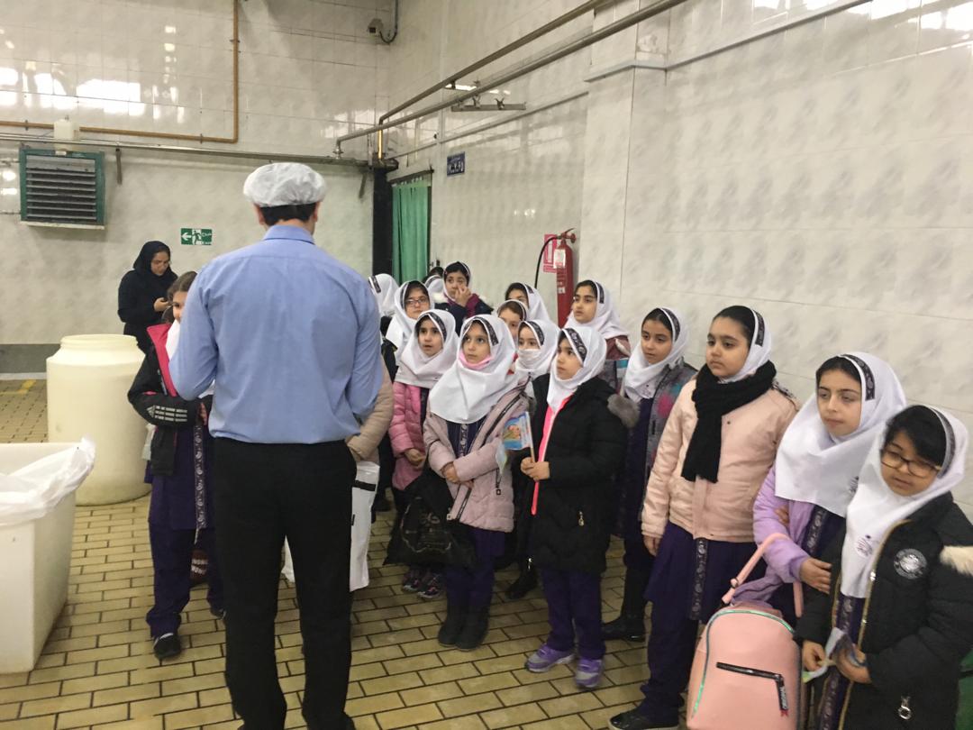 بازديد دانش آموزان پایه سوم و چهارم دبستان باران اندیشه از كارخانه توليد شير پگاه گيلان